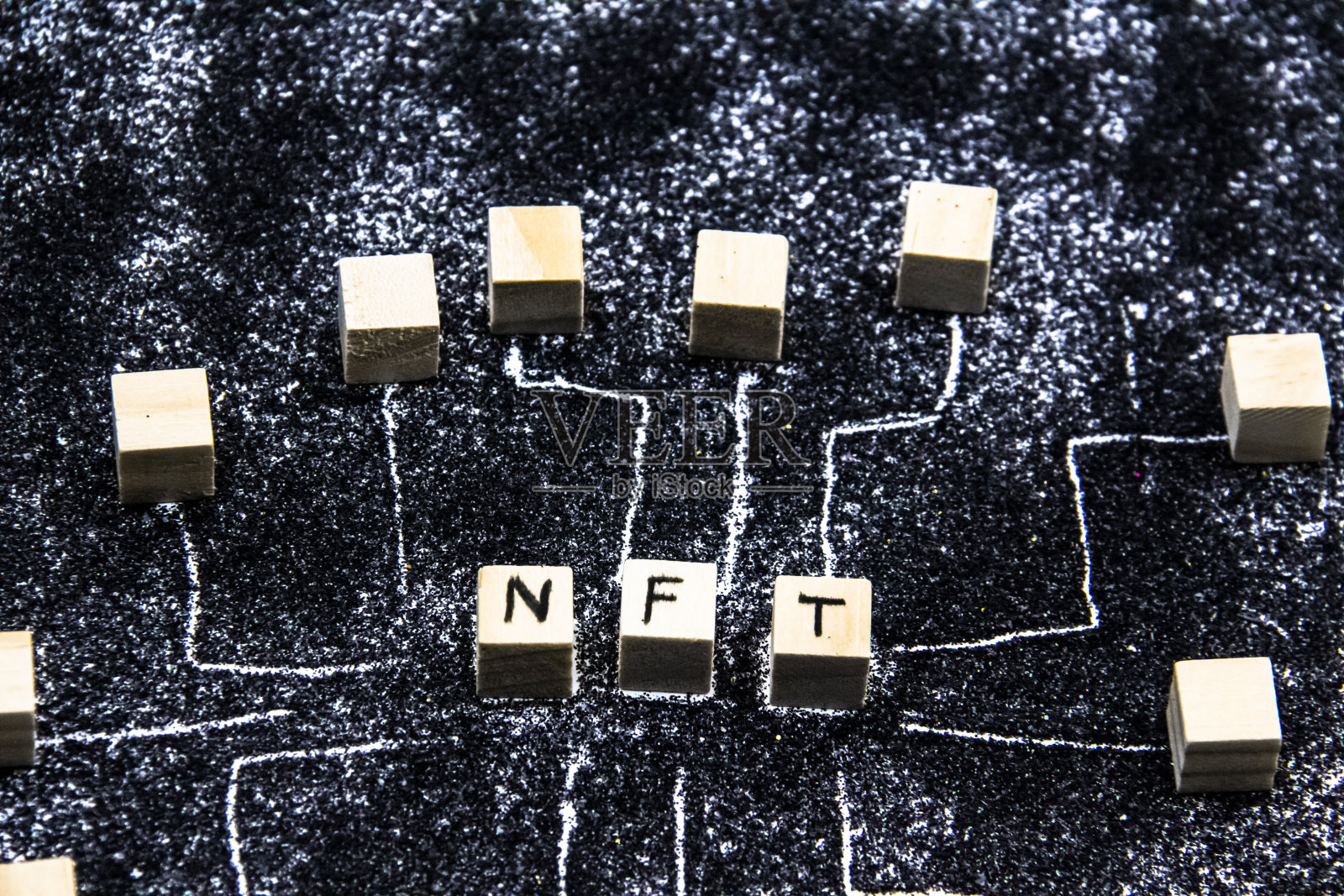 文字NFT(不可替代的代币)写在黑色闪光背景的木方块上。概念非功能性测试中的不可替换令牌连接。照片摄影图片