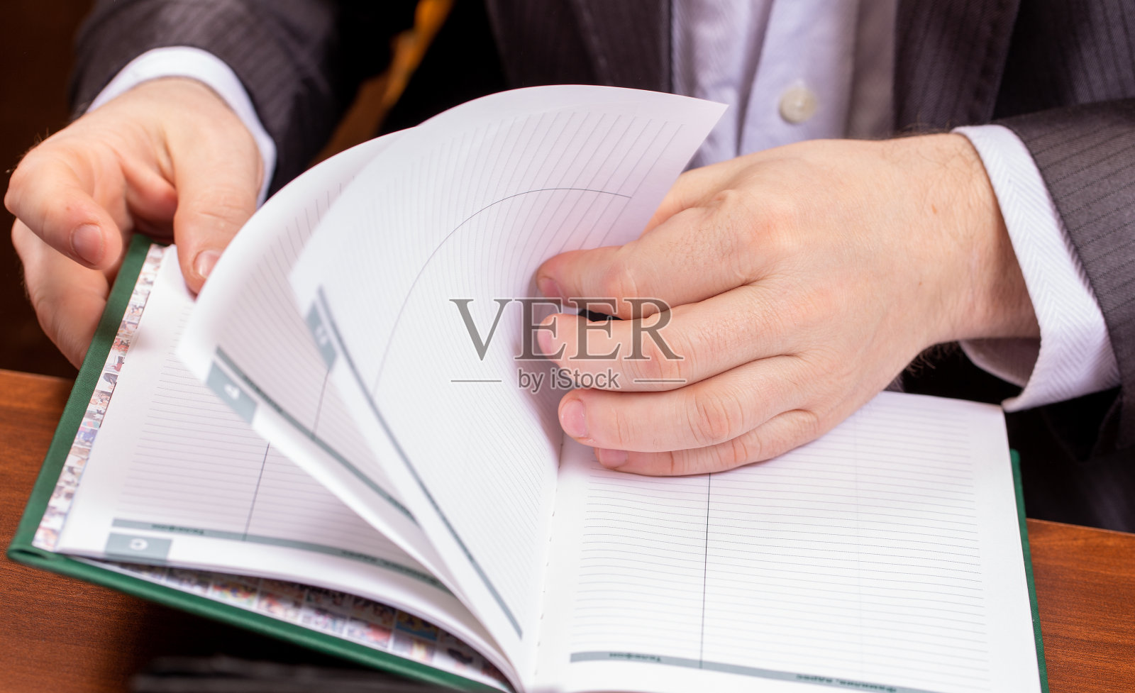 商人在看日记照片摄影图片