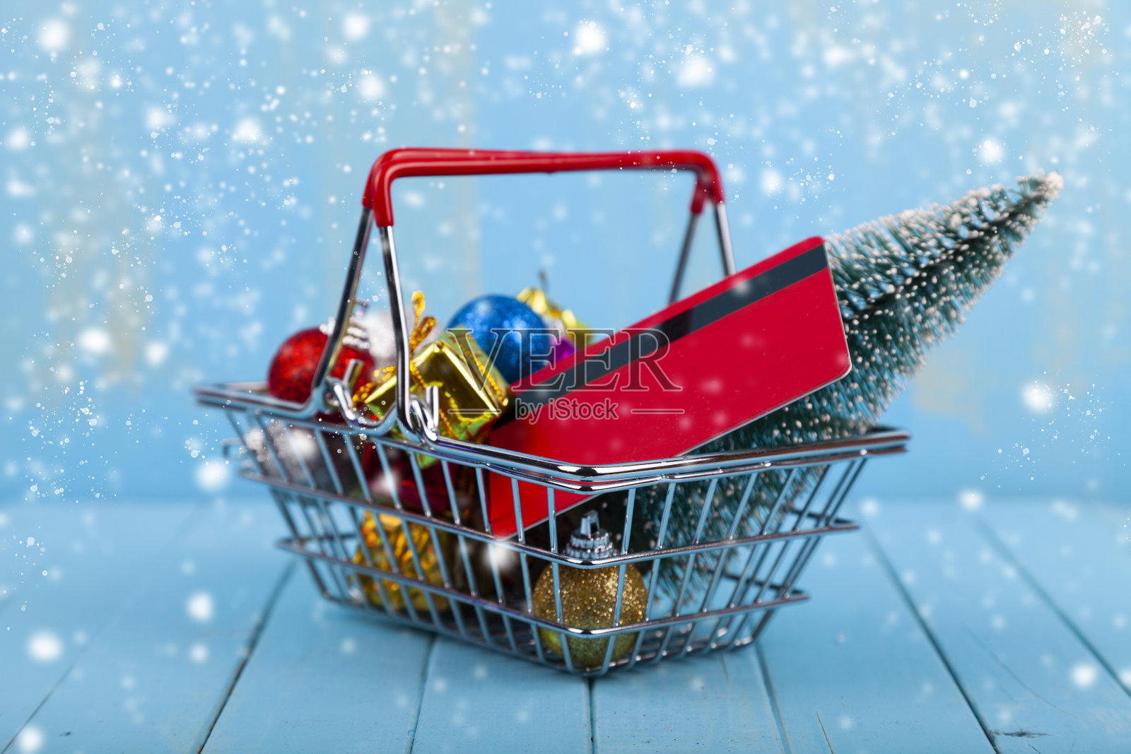 购物篮子与圣诞礼物，装饰和信用卡照片摄影图片