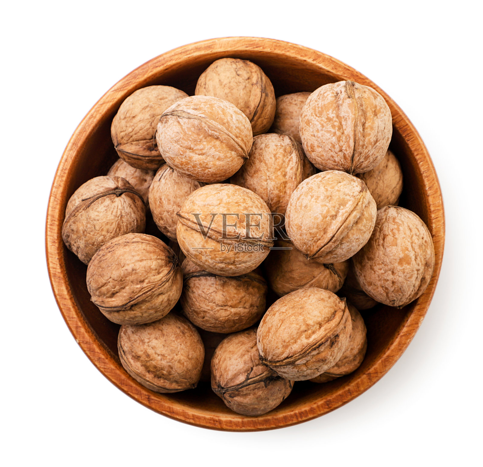 核桃放在木制盘子里，背景是白色的。俯视图照片摄影图片