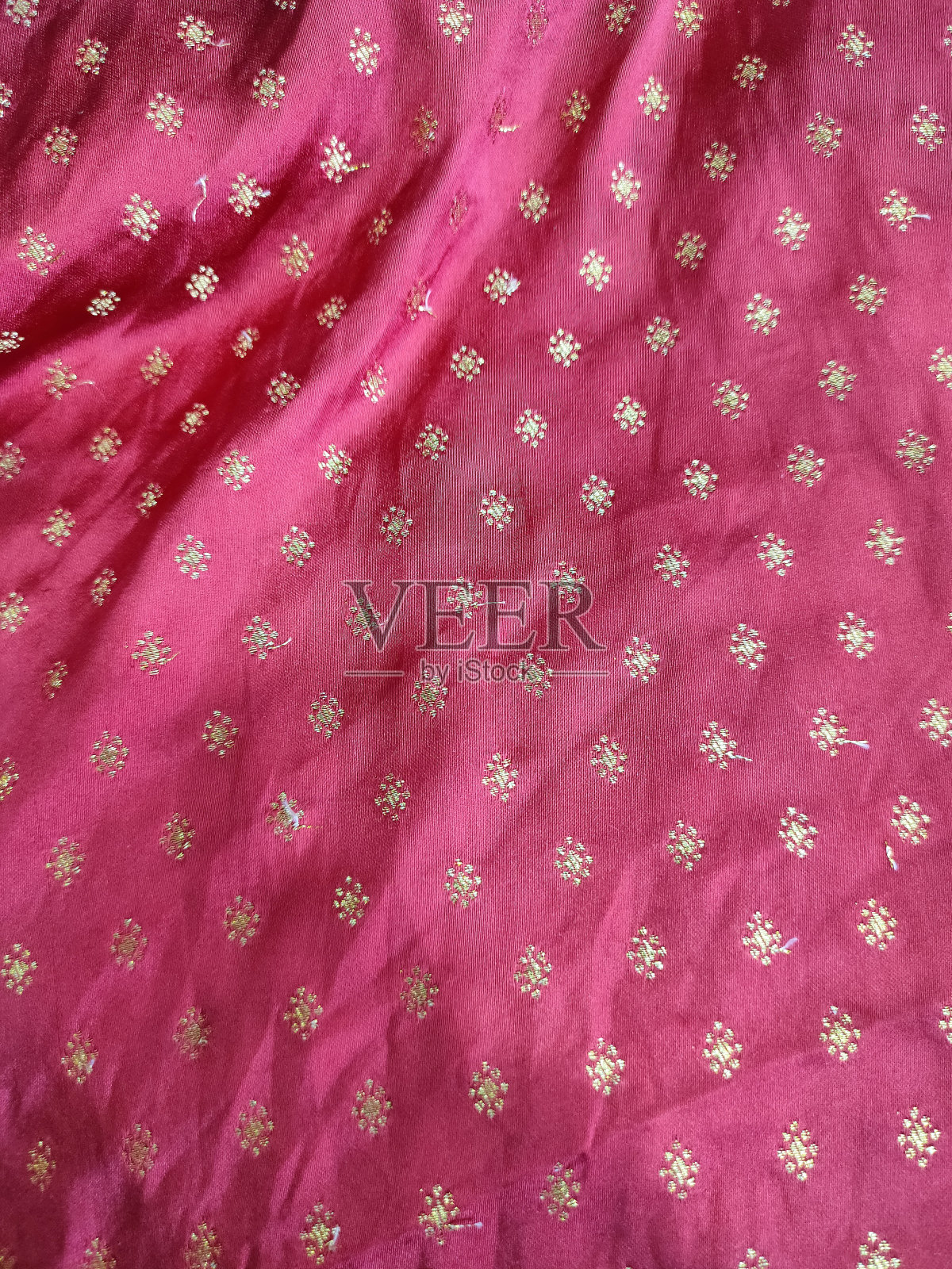 商店里有一卷卷的织物和纺织品。市场上有多种颜色的印度图案。印度马哈拉施特拉邦浦那的布店。照片摄影图片