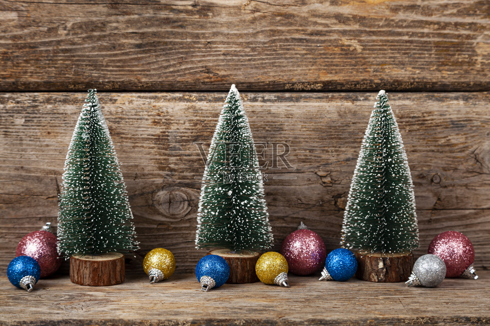 木制背景上的圣诞树和球。照片摄影图片
