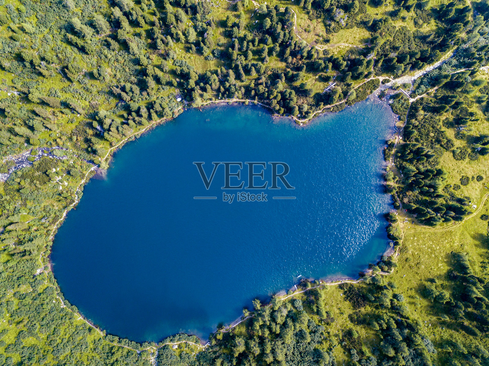 在奥地利斯蒂利亚的豪瑟克的Scheibelsee湖的无人机视图照片摄影图片