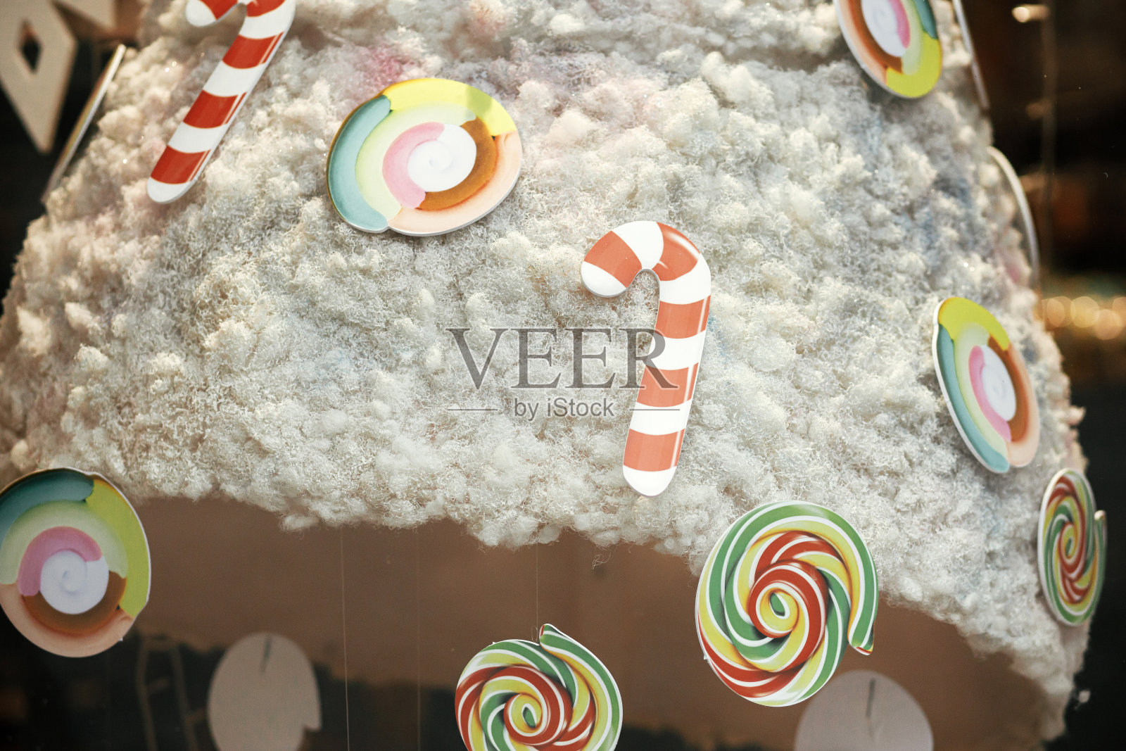 糖果店橱窗里装饰着童话般的装饰，时尚的现代圣诞树，糖果藤和礼物。圣诞节节日街道装饰冬季假期在欧洲城市街道。圣诞快乐!照片摄影图片