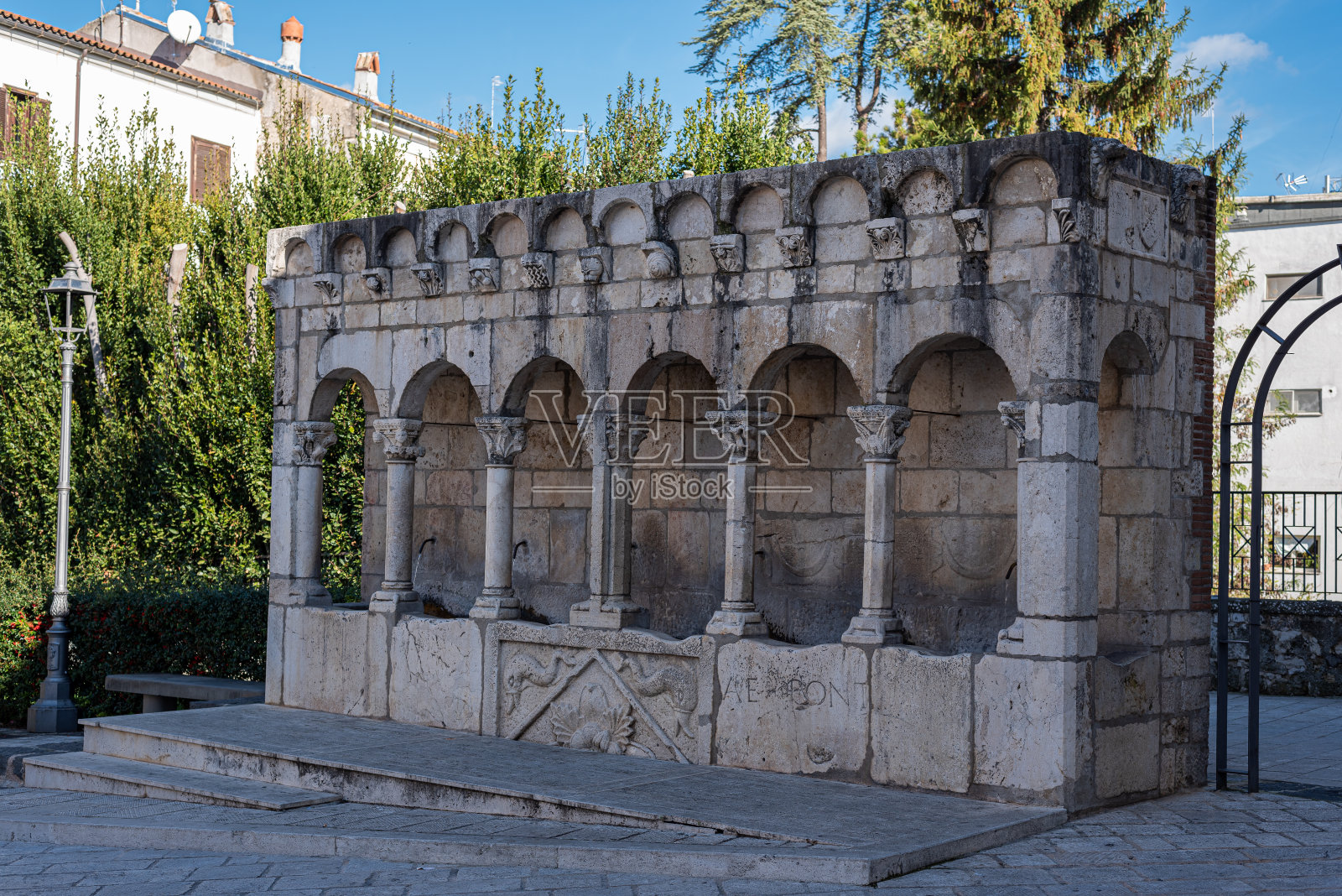 Isernia,莫利塞。异卵喷泉照片摄影图片