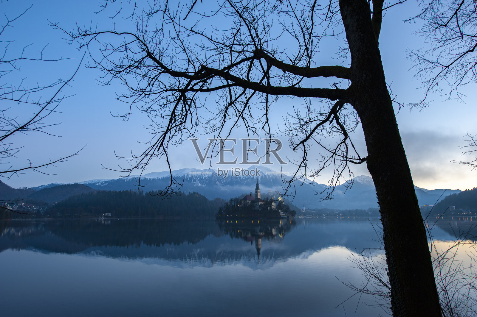 布莱德湖和岛屿的景色。照片摄影图片