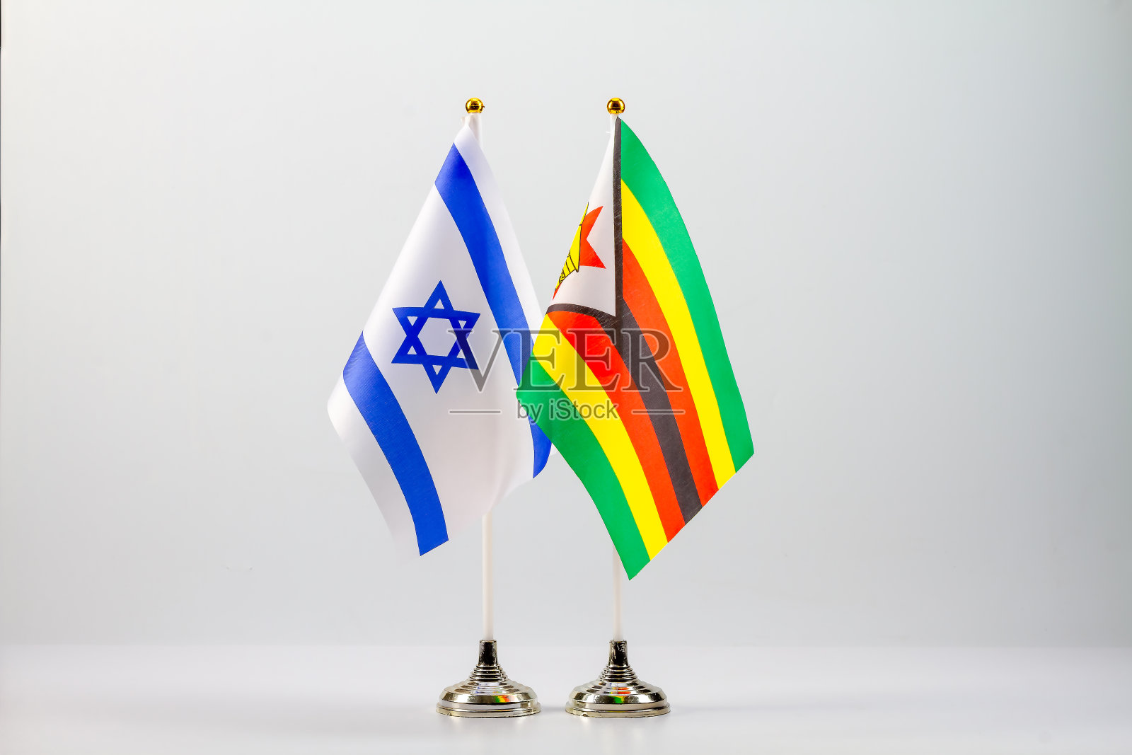 以色列和津巴布韦的州旗在浅色背景上照片摄影图片
