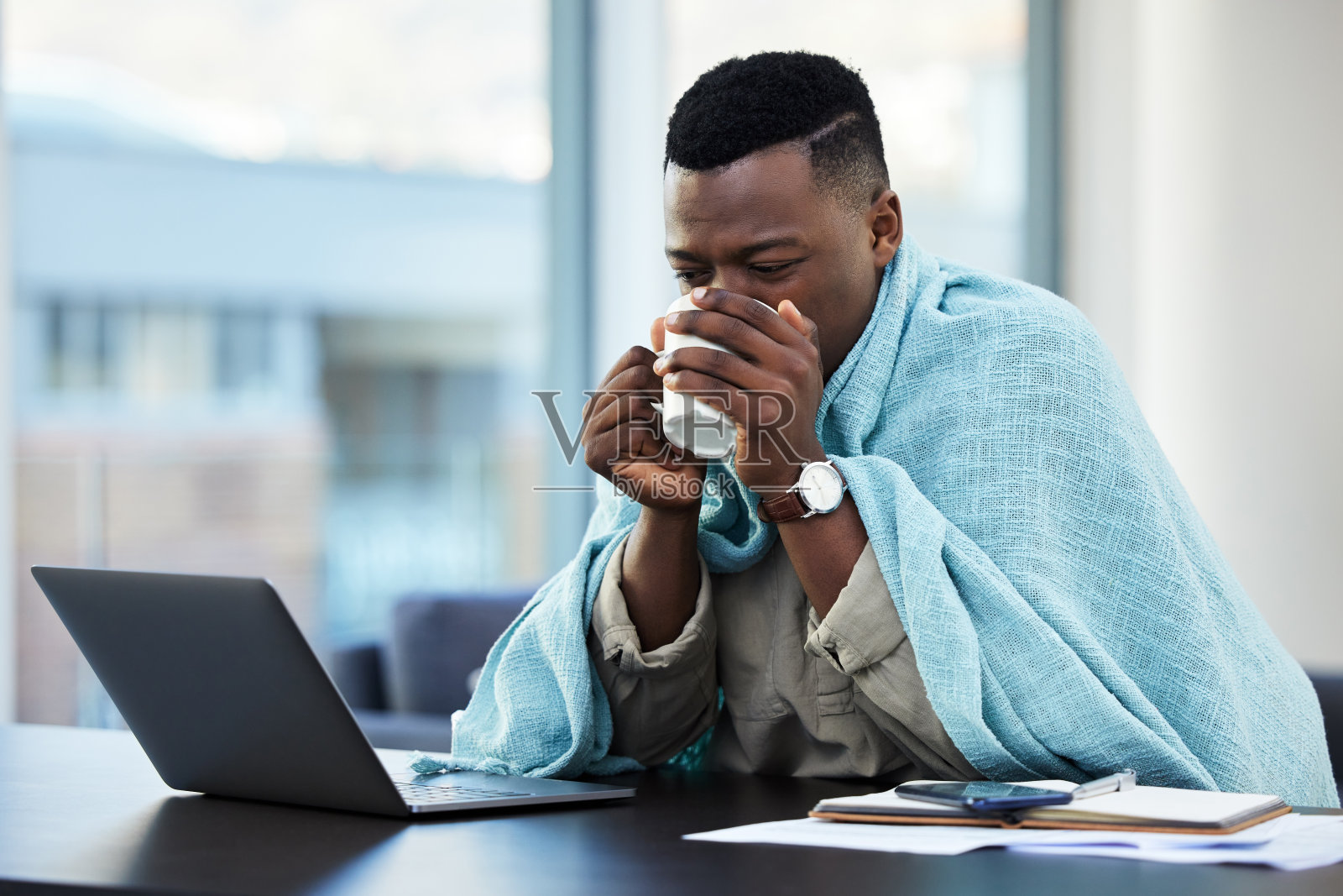 一个年轻的商人在家里工作时患了感冒照片摄影图片