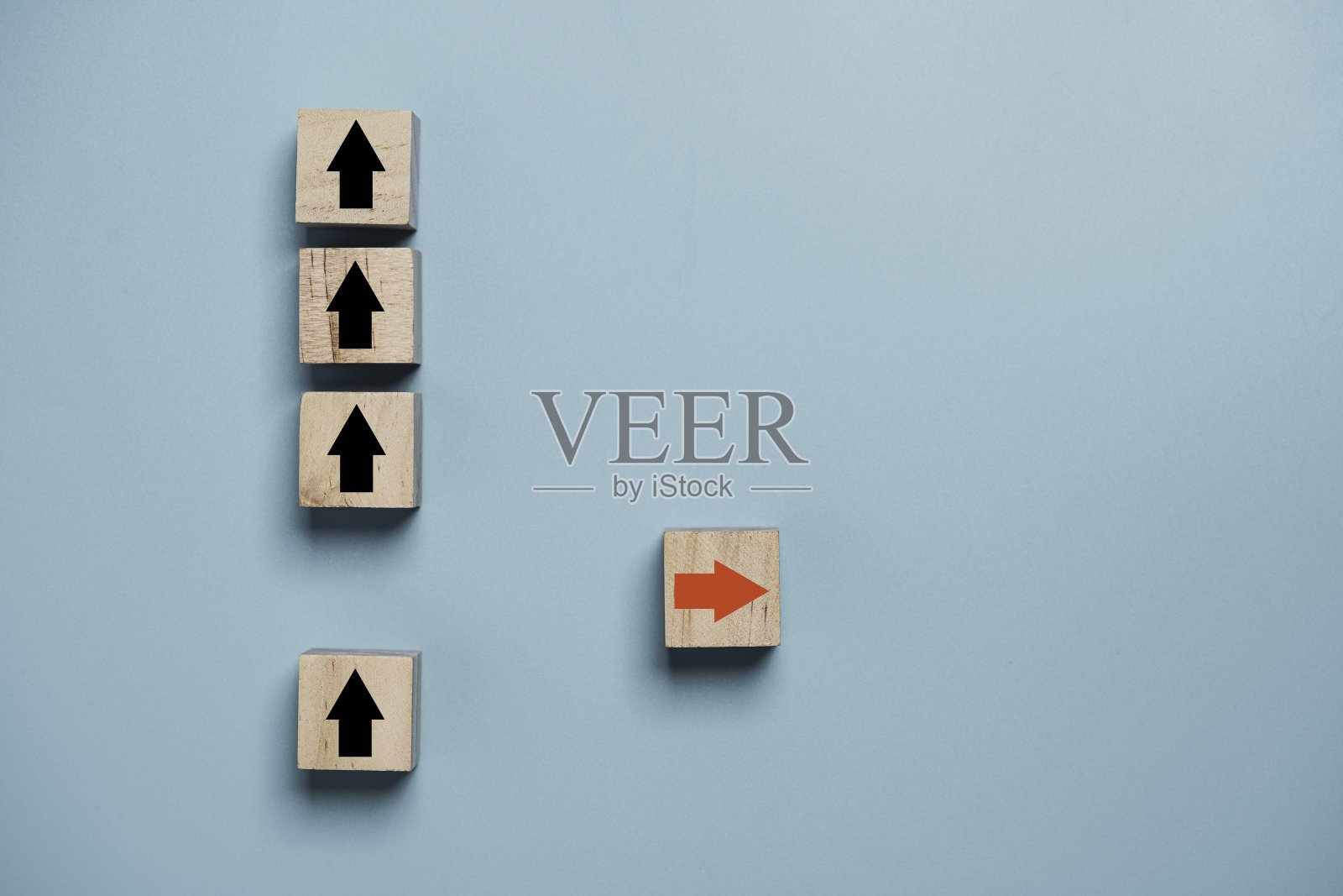 红色箭头偏离线与黑色箭头改变中断和寻找新的正常方式在蓝色背景上。提升和商业创意，发现创新技术。照片摄影图片