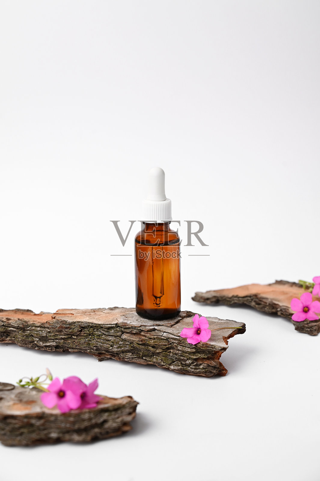 化妆滴管玻璃瓶含酸、胶原蛋白、生物保湿粉野生花照片摄影图片