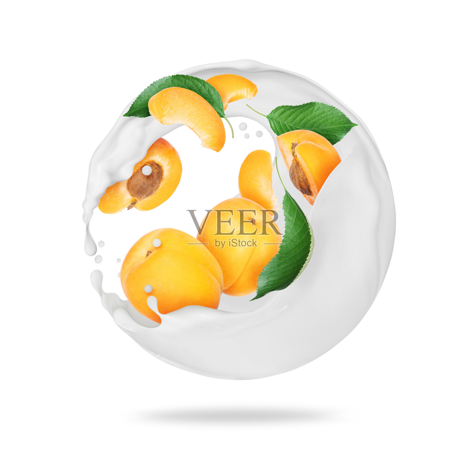 带有牛奶的杏叶在白色背景上呈球形飞溅照片摄影图片