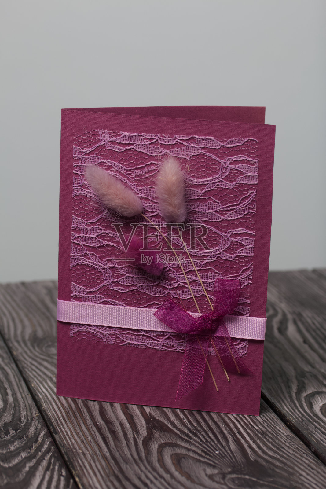 制作贺卡。纸空白，丝带和拉格鲁树枝。它们躺在黑松木板上。特写镜头。照片摄影图片