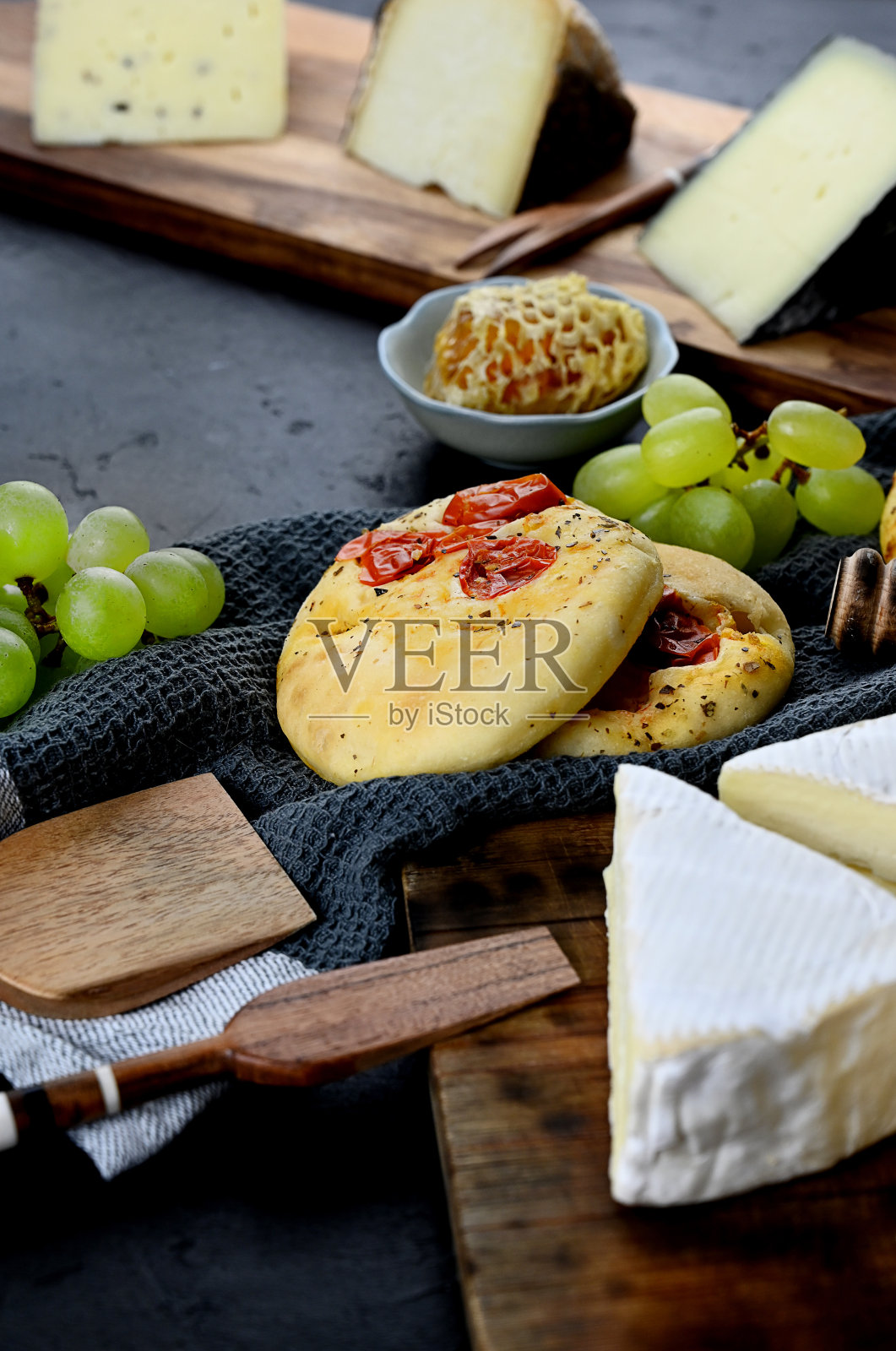 熟食板和奶酪板照片摄影图片