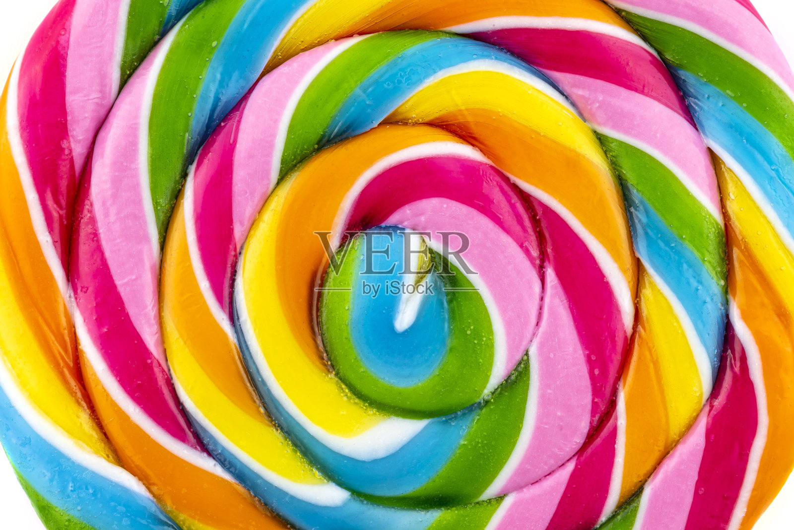 一个甜甜的彩色螺旋形棒棒糖的微距照片，孤立在白色背景上，俯视图。照片摄影图片