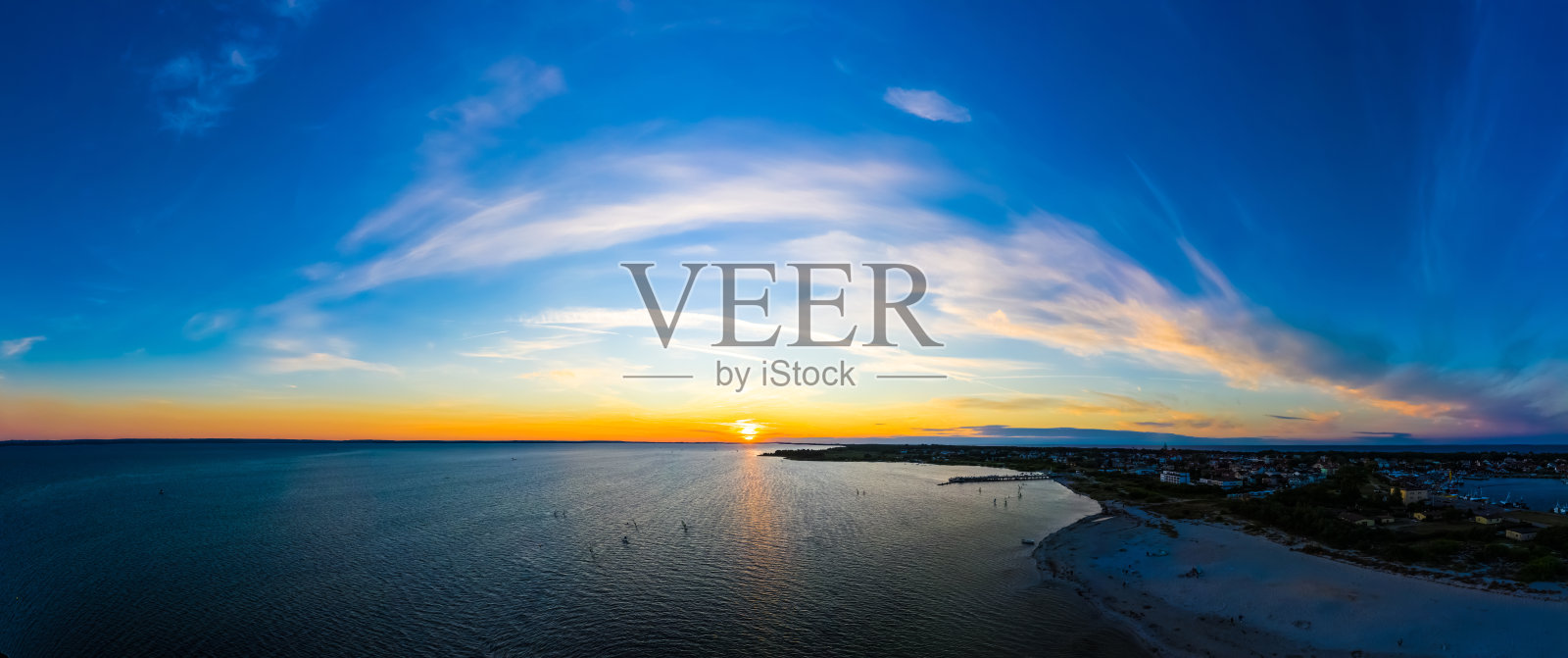 美丽的全景彩色天空，日落由波罗的海，贾斯塔尼照片摄影图片