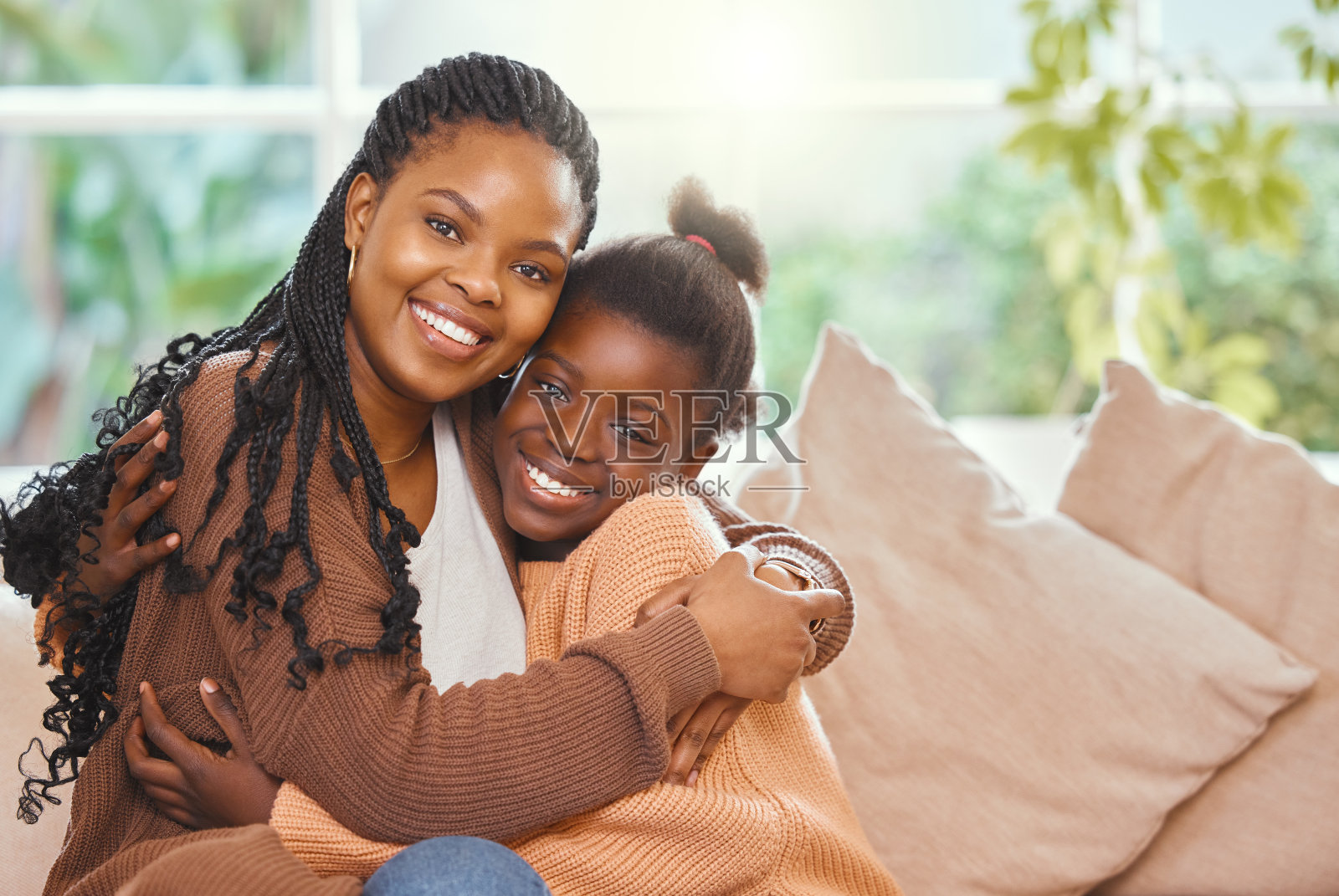 一个年轻的母亲抱着她的女儿照片摄影图片