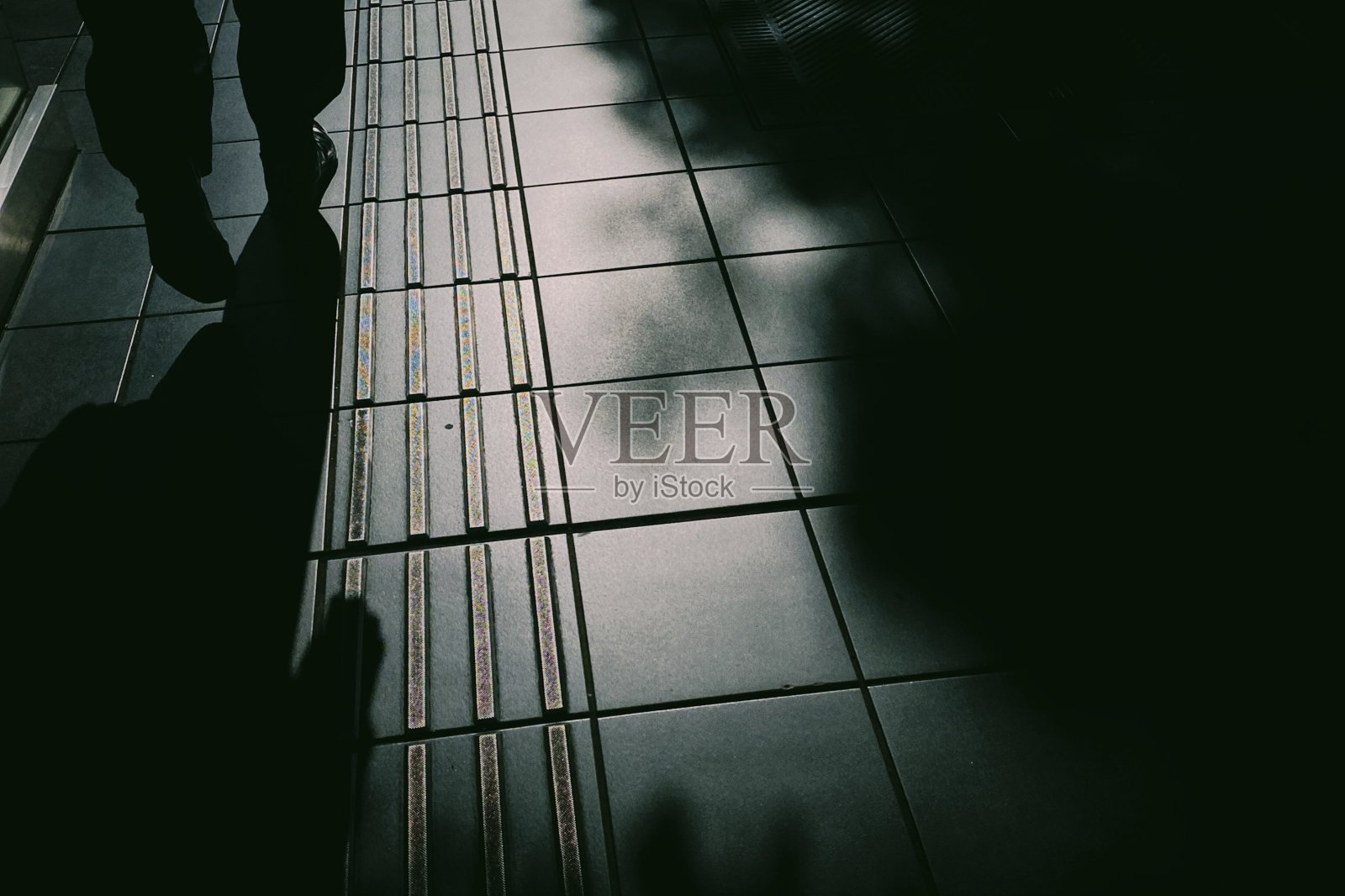 阳光照耀的清晨道路照片摄影图片