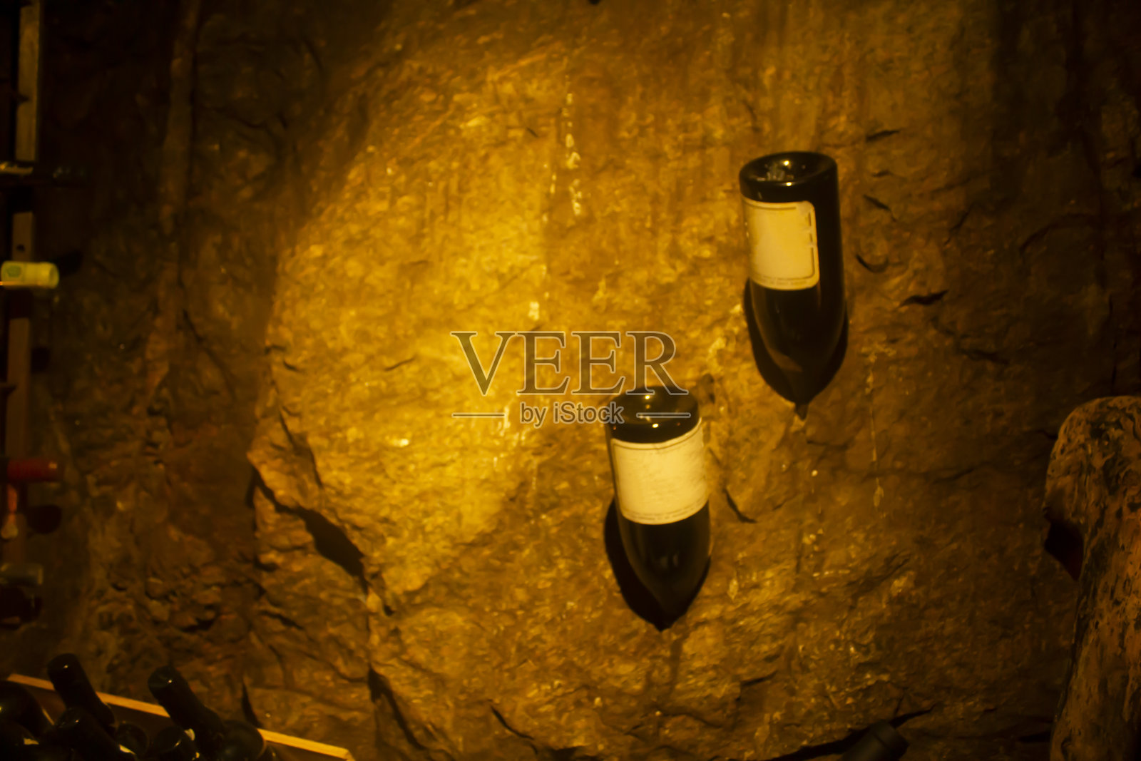 地下室墙上的酒瓶照片摄影图片