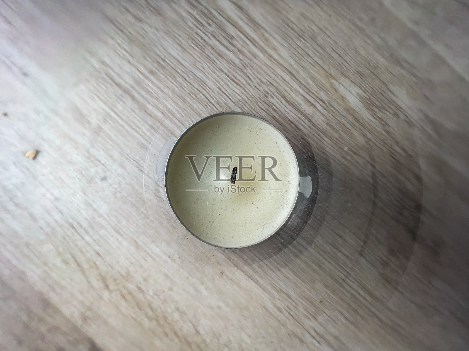 从上方拍摄的玻璃上一个缺口的特写。照片摄影图片