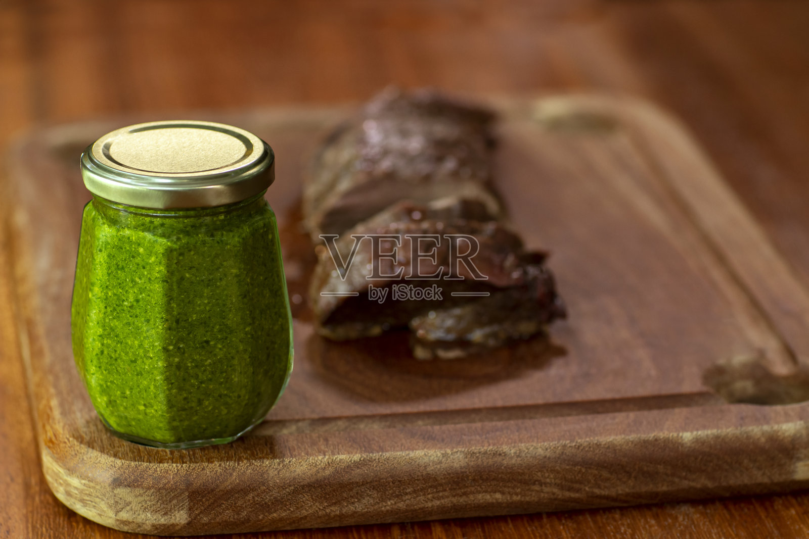 盛有新鲜香蒜沙司的罐子放在桌上。照片摄影图片