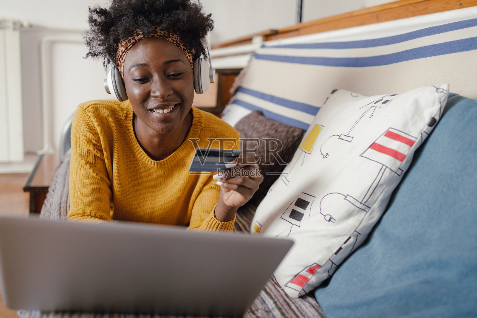 轻松的家庭电子商务照片摄影图片