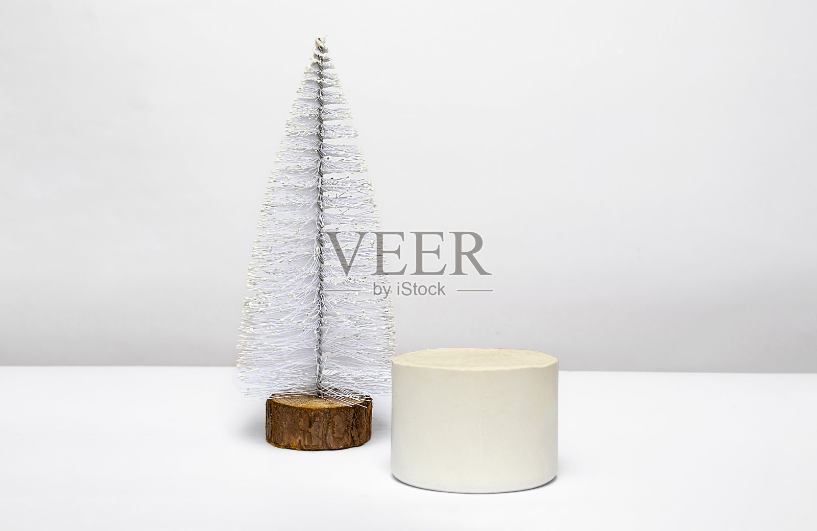 新年快乐，圣诞快乐，美丽的讲台上装饰着圣诞树，特写在白色的背景上照片摄影图片