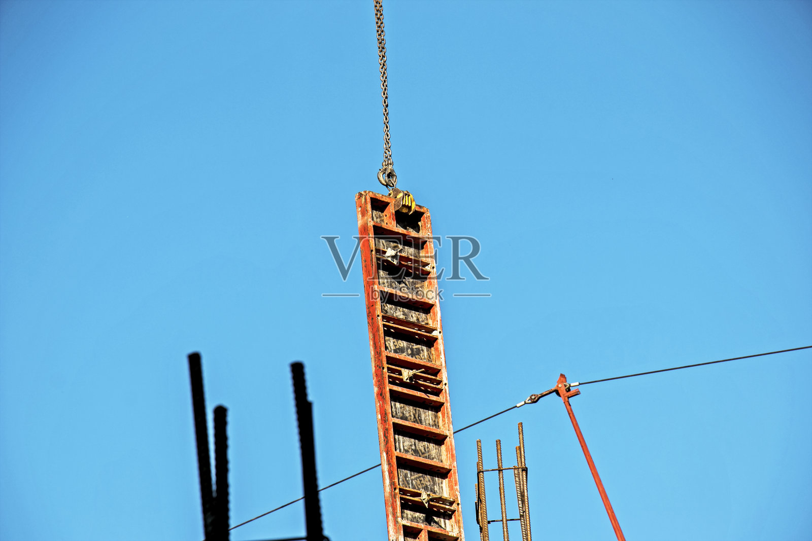 起重机为住宅建筑的混凝土柱提供模板。照片摄影图片