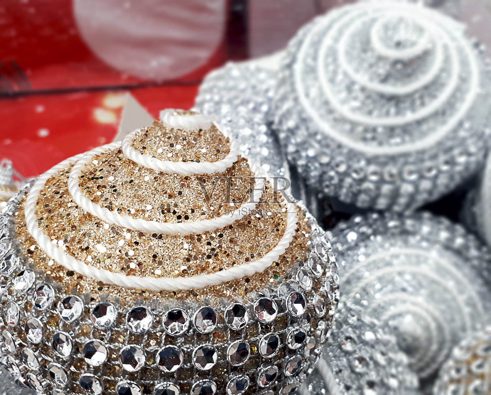 一个银色和金色闪光圣诞球的特写镜头照片摄影图片