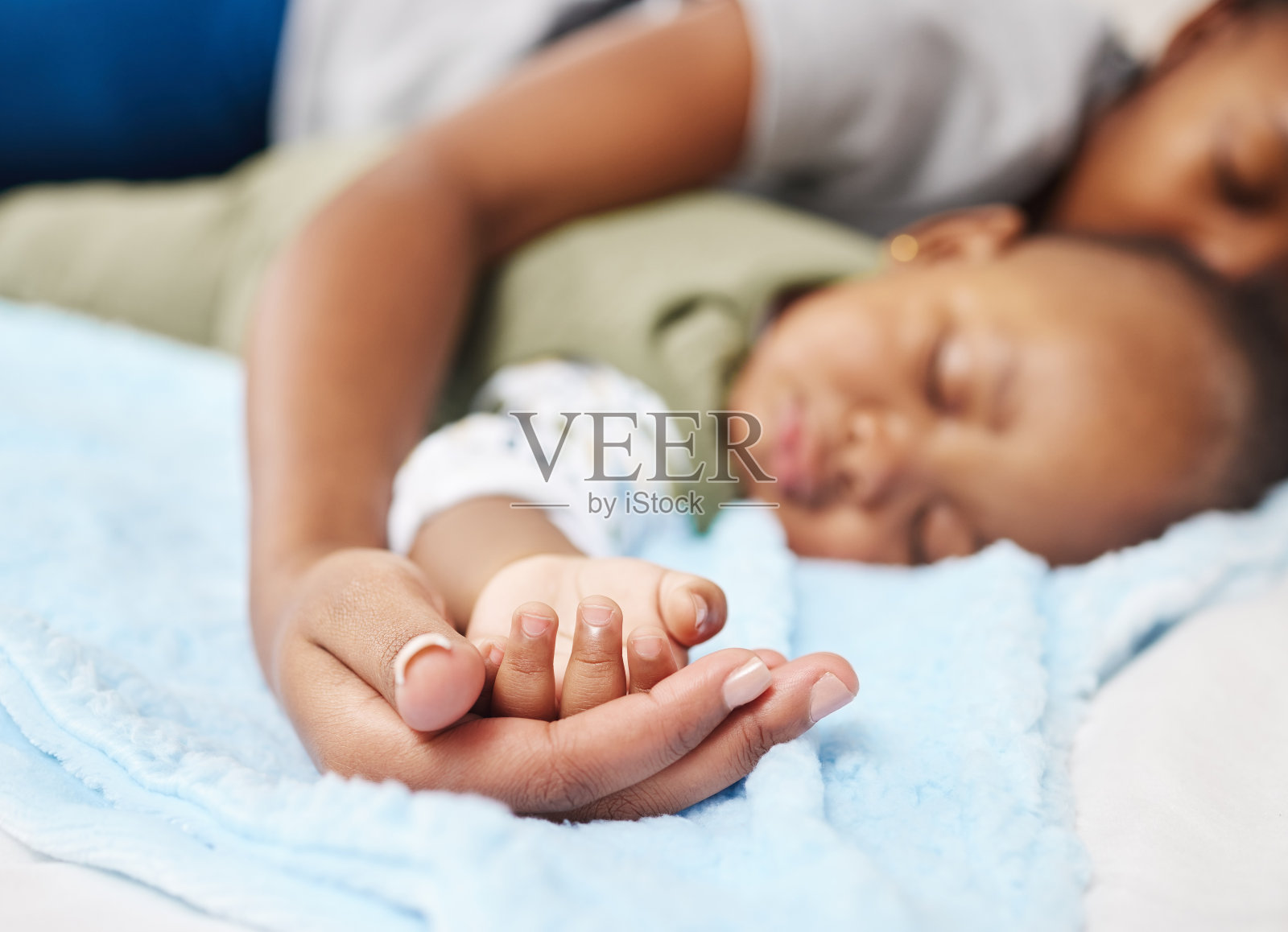 一个女人和她熟睡的孩子躺在一起照片摄影图片