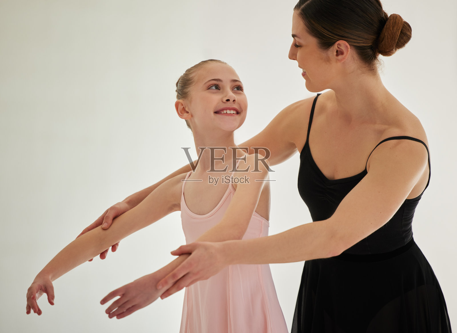 一个小女孩和她的老师在舞蹈工作室练习芭蕾舞照片摄影图片