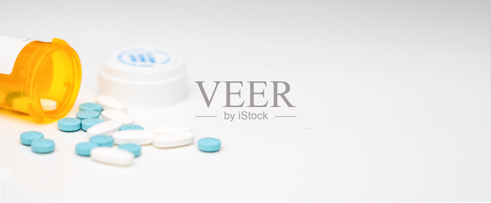 药丸药片剂倒出瓶子补充维生素保健疾病治疗理念在药剂师打开和标签然后洒出处方照片摄影图片