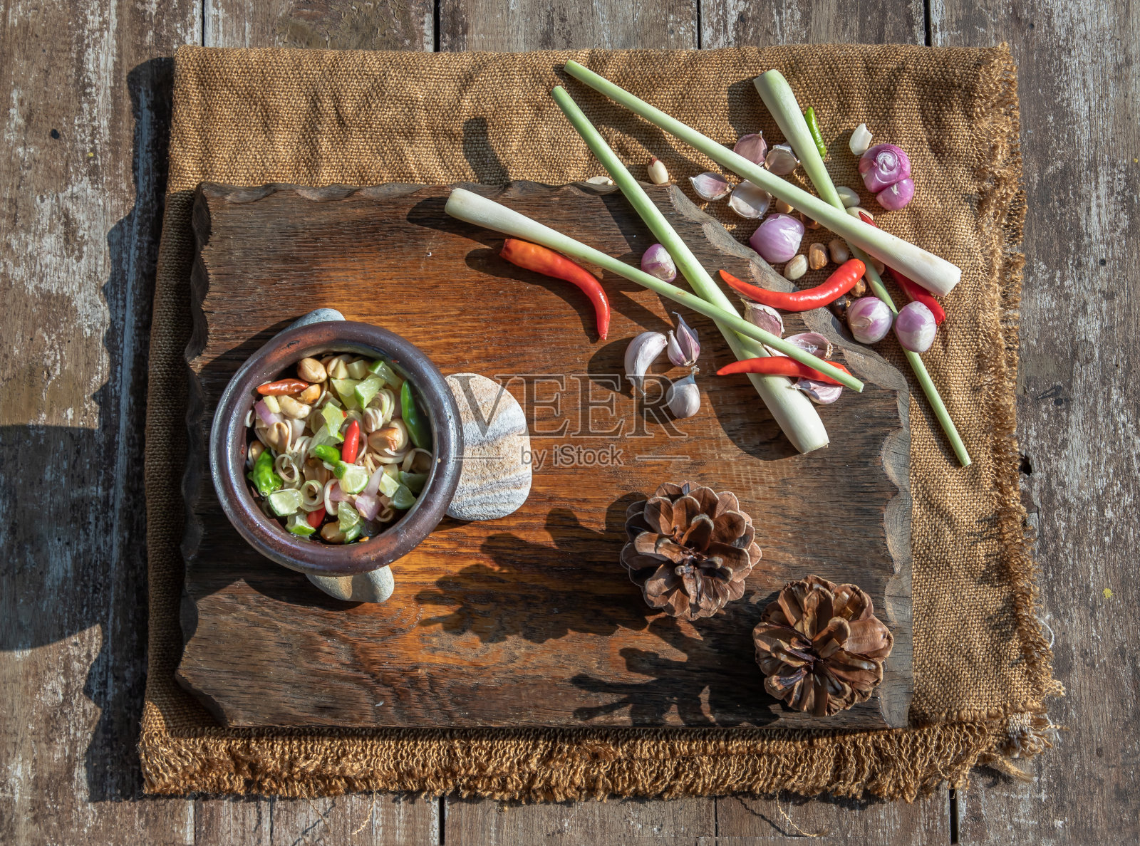 泰式香辣柠檬草沙拉。这是传统的泰国食谱，用泰国香茅，辣椒，大蒜来做这道辣，酸，咸，辣的沙拉。照片摄影图片