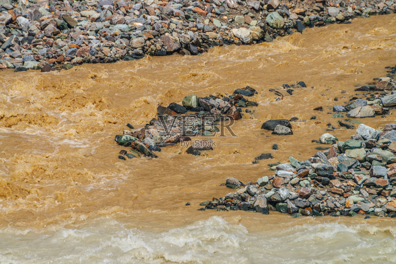 两条河流汇合处的多彩景观。美丽生动的背景与两条河流在同一航道。阳光明媚的自然背景，不同寻常的山区河流在同一车道。五颜六色的水表面。照片摄影图片
