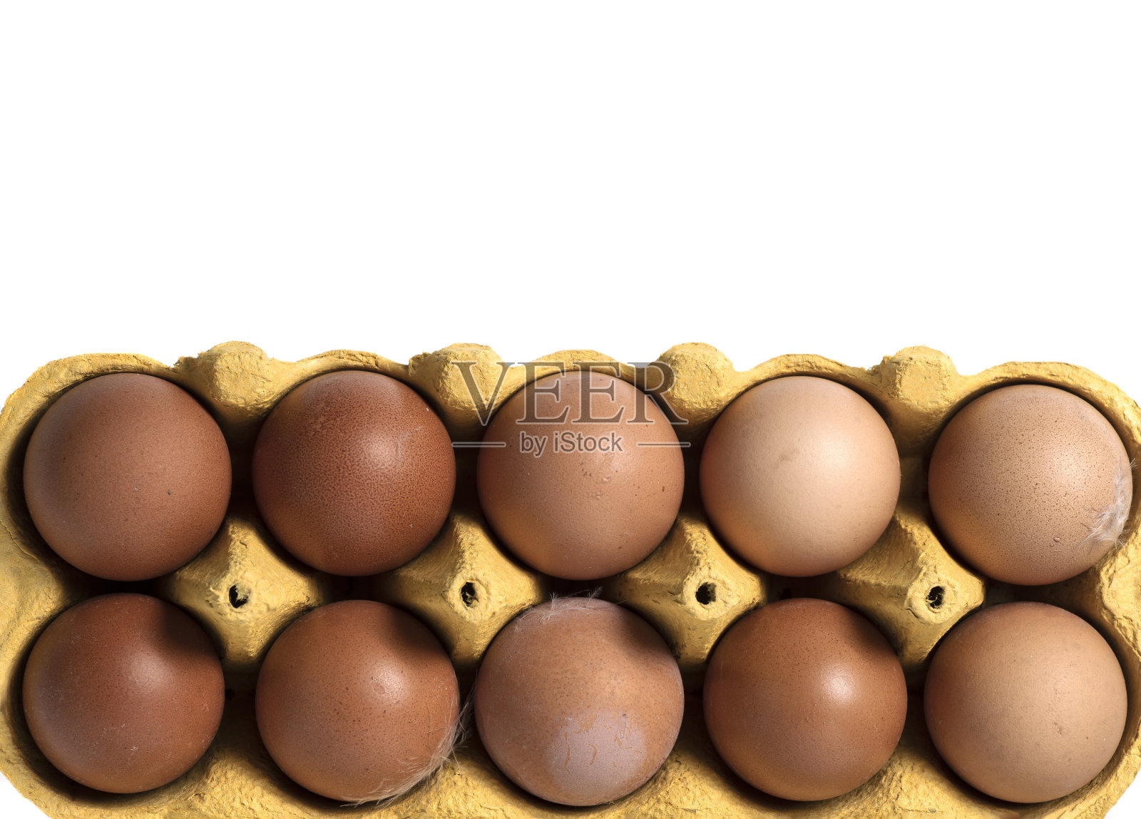 农村鸡蛋的顶部视图在黄色纸箱孤立在白色的背景。照片摄影图片