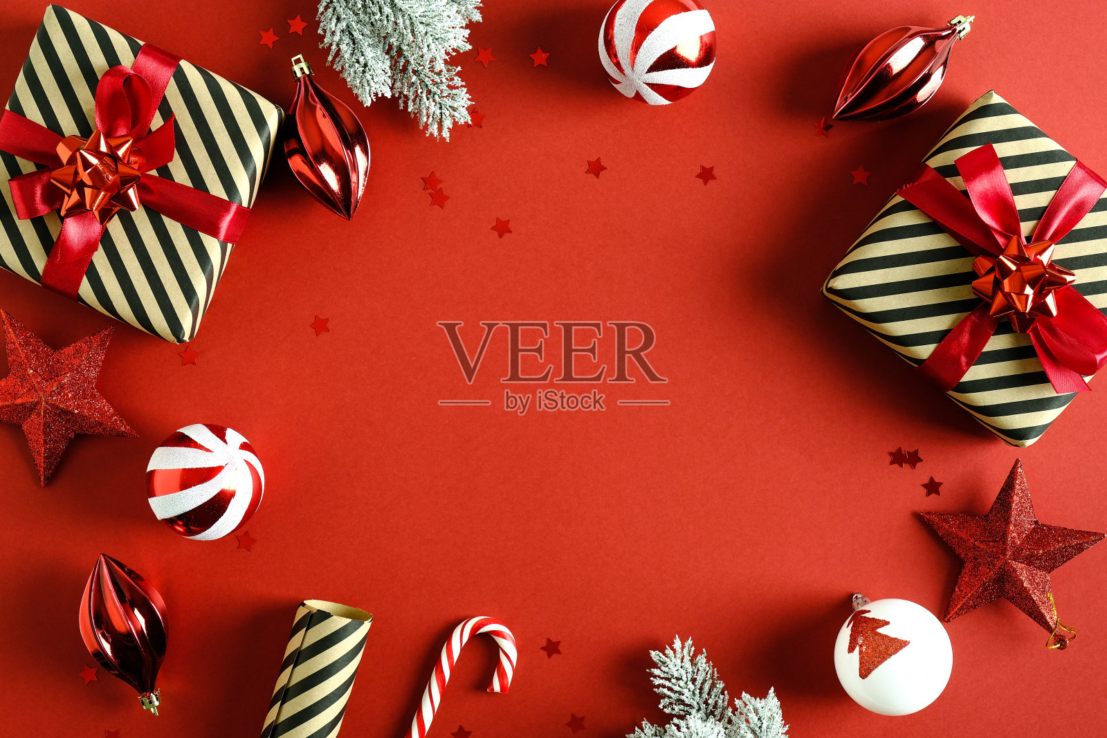 圣诞贺卡的设计。红色圣诞背景与礼物和复古饰品。平铺，俯视图，复制空间。照片摄影图片