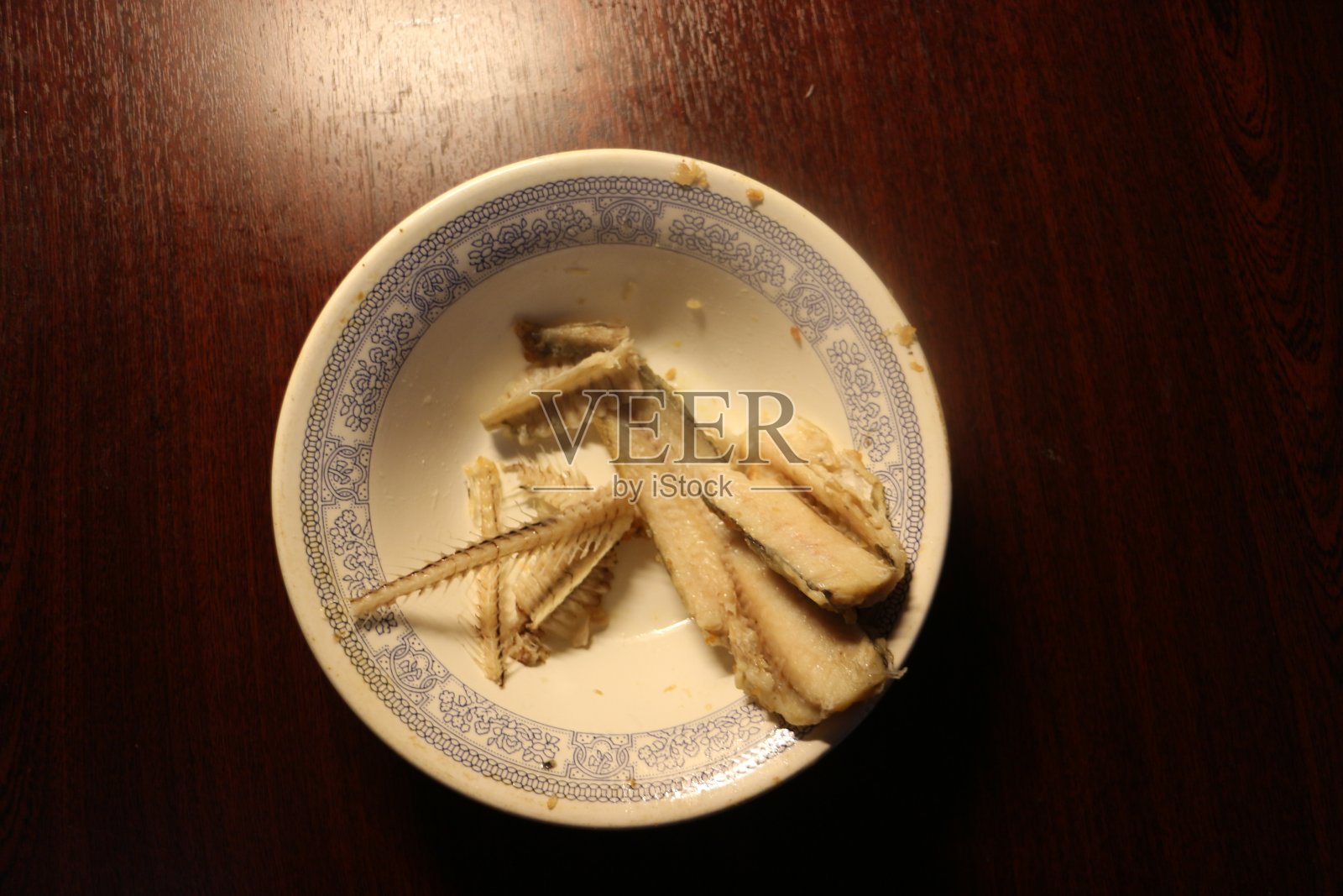 桌子上盘子里的炸鱼片照片摄影图片