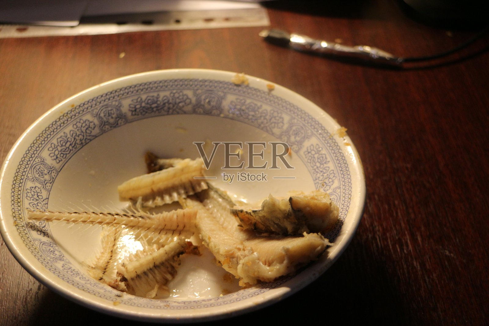 桌子上盘子里的炸鱼片照片摄影图片