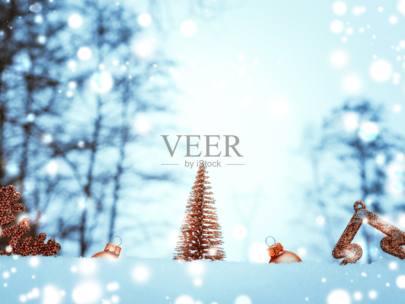 新年装饰：圣诞树，金色球，冬季白雪装饰照片摄影图片