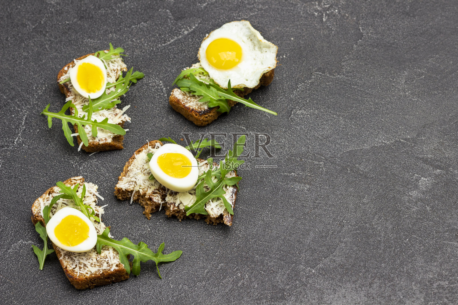 烤面包配青菜和煮鹌鹑蛋照片摄影图片