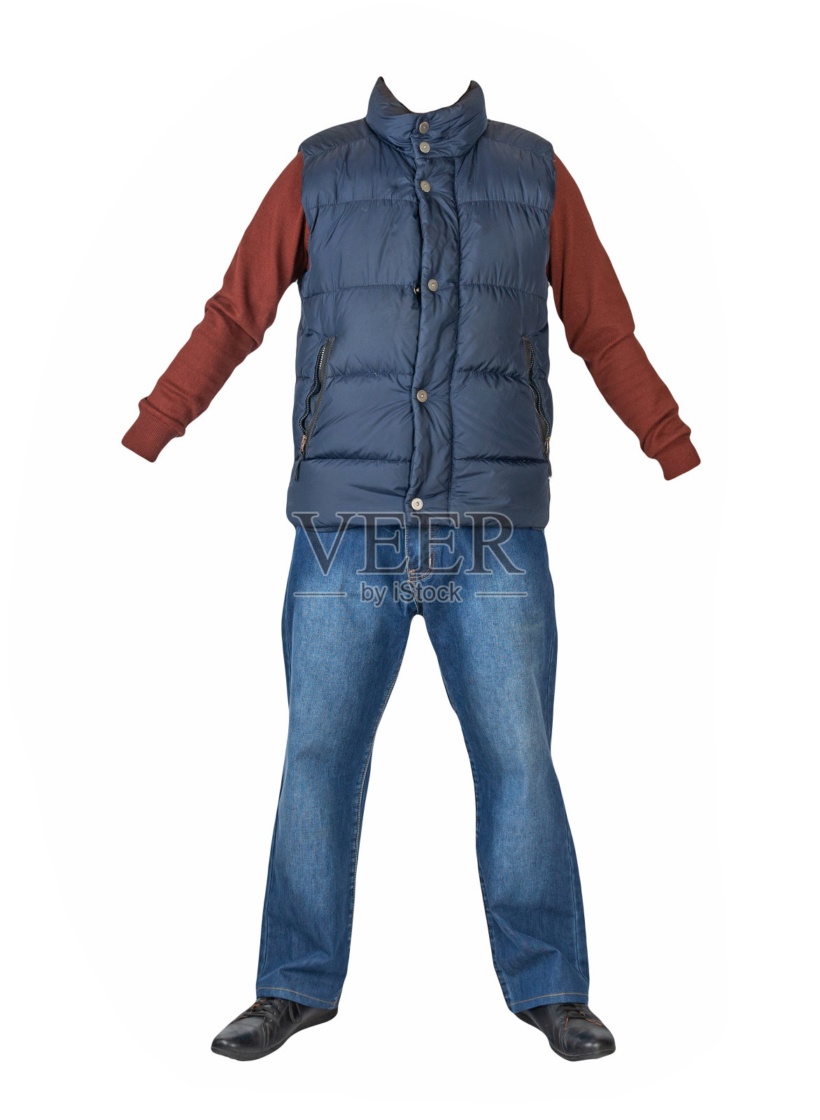 深蓝色无袖夹克，蓝色牛仔裤，毛衣和黑色皮鞋孤立在白色的背景。照片摄影图片