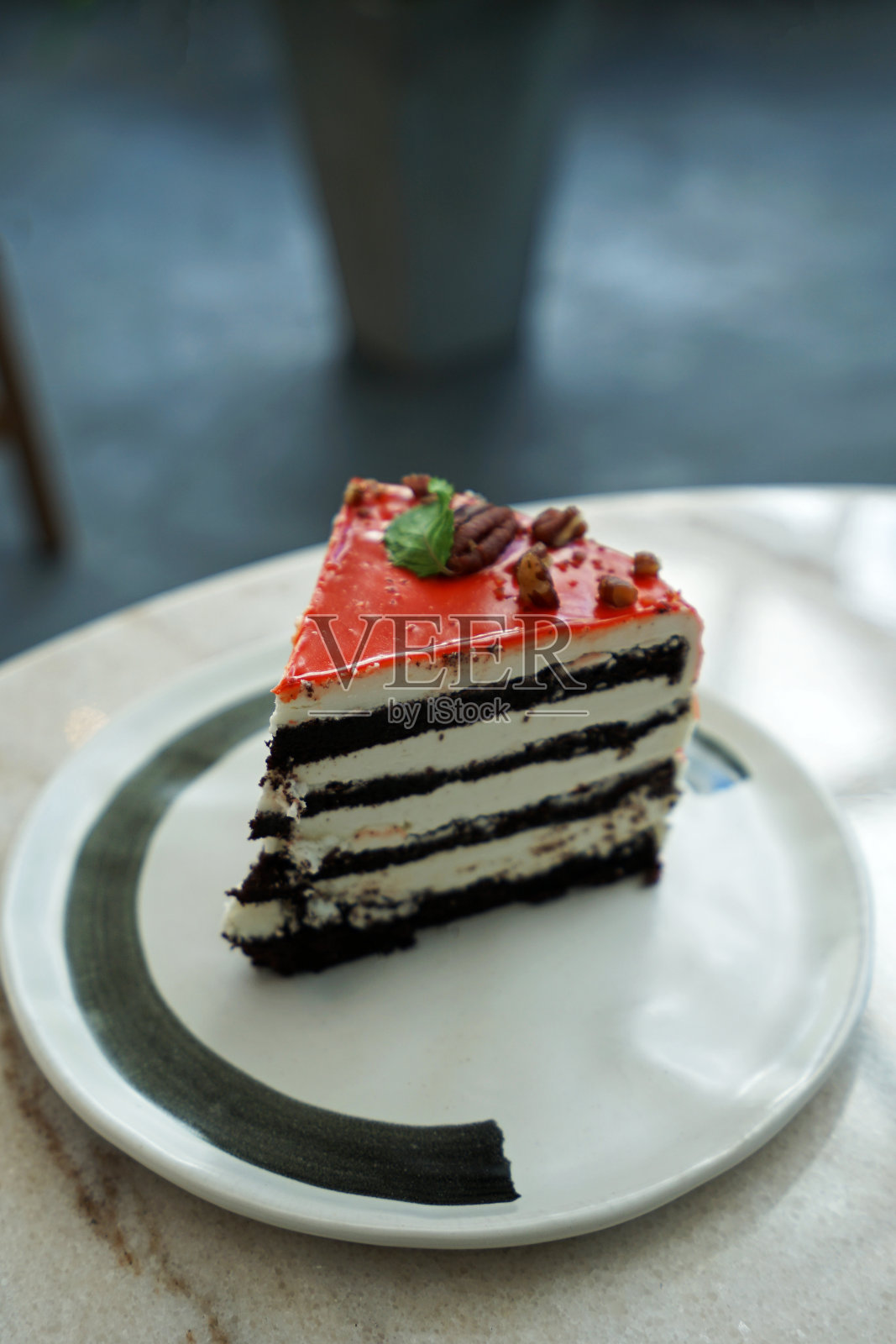 伦敦雾蛋糕，巧克力奶油芝士淋上伯爵灰奶油奶油沙司照片摄影图片