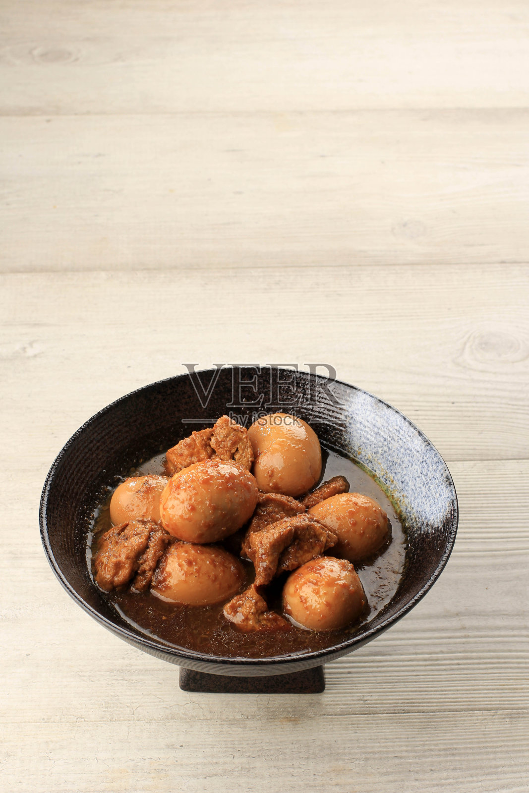 Semur Telor Tahu是印尼传统美食，由煮鸡蛋和炸豆腐，加上酱油制成。这道菜是印度尼西亚的一种安慰食物照片摄影图片