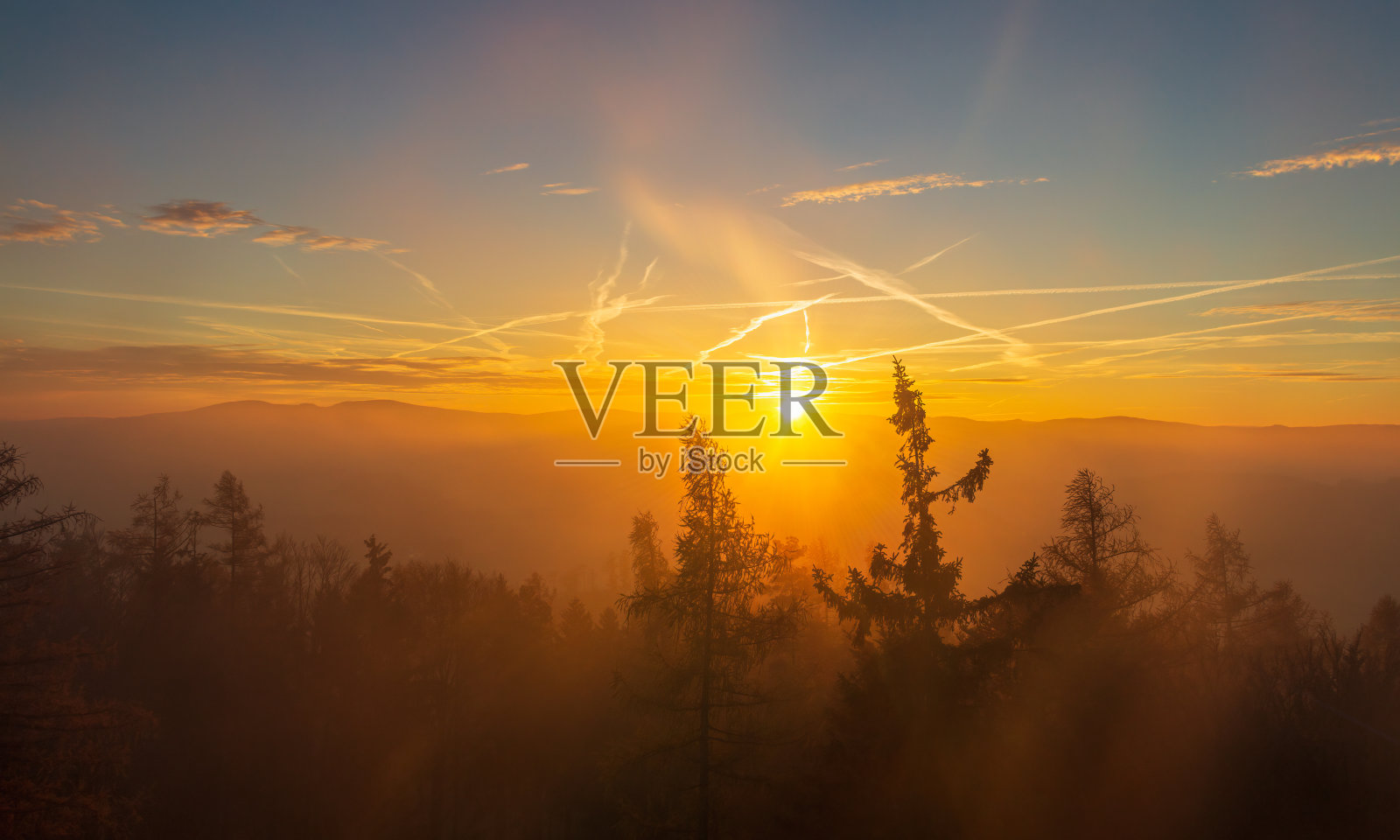 捷克秋天的风景，雾气蒙蒙，树木在晨曦中剪影。从Hradiste村的瞭望塔望去照片摄影图片