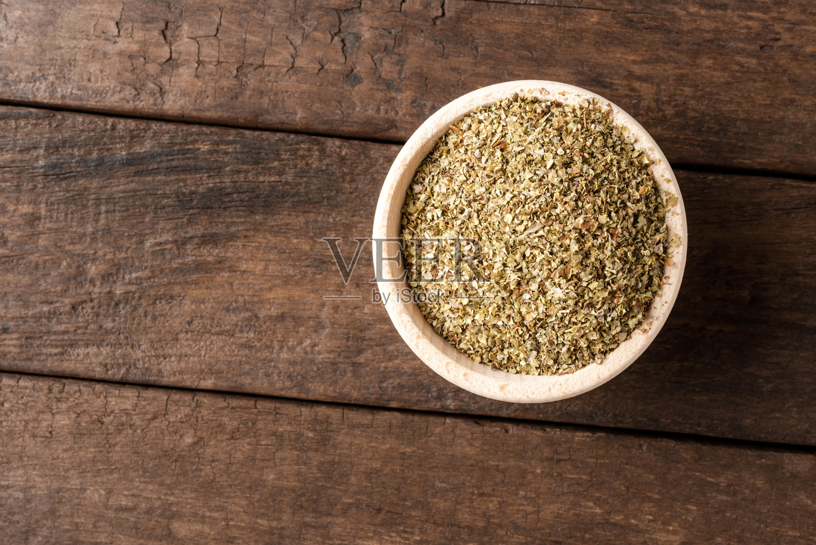 干马郁兰叶装在碗里放在木桌上。关闭了。俯视图照片摄影图片