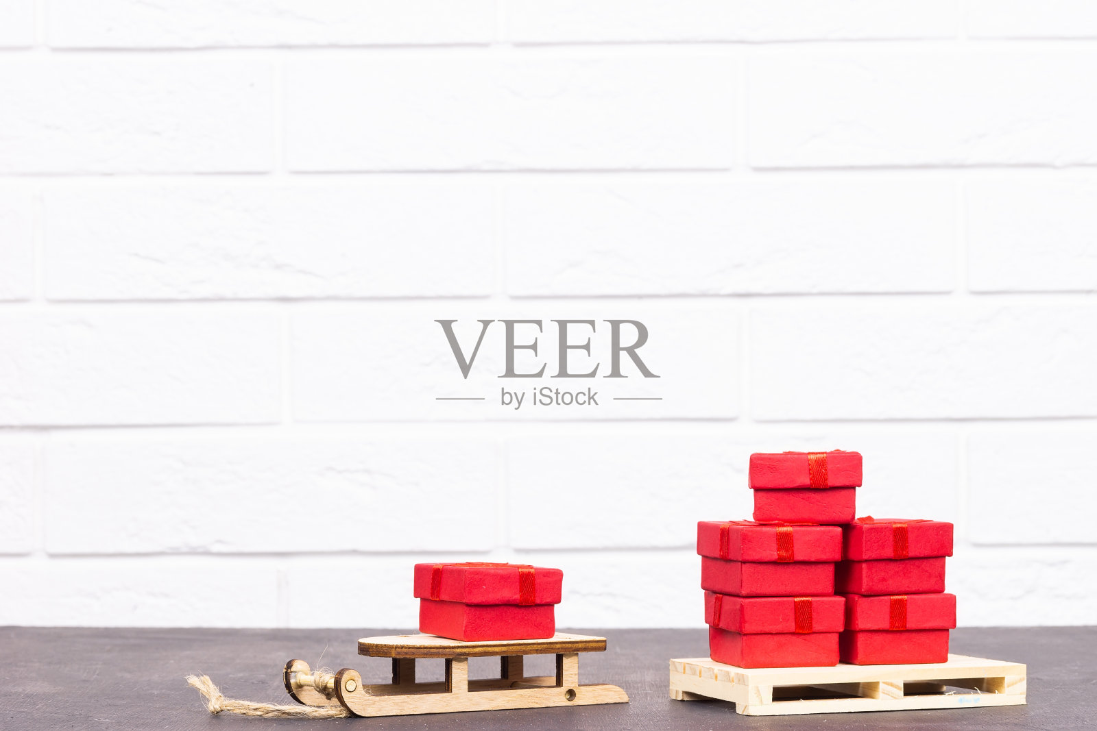 雪橇与圣诞礼物在白色的背景照片摄影图片