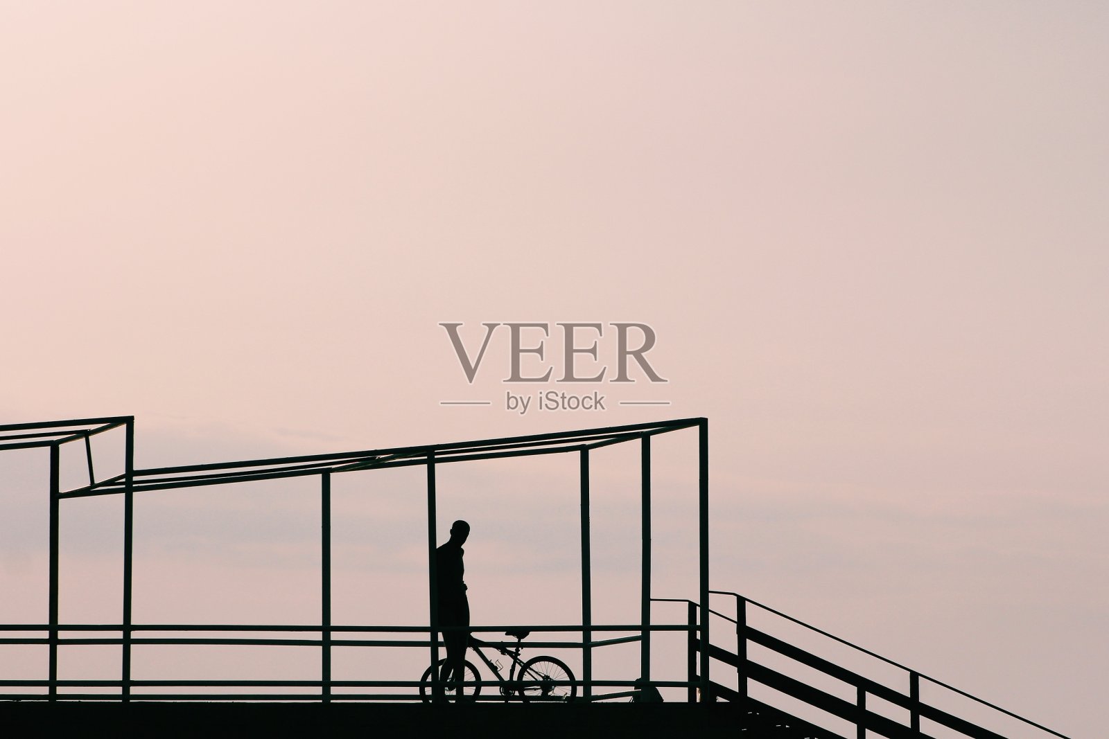 背对着太阳拍照。一个影子。照片摄影图片