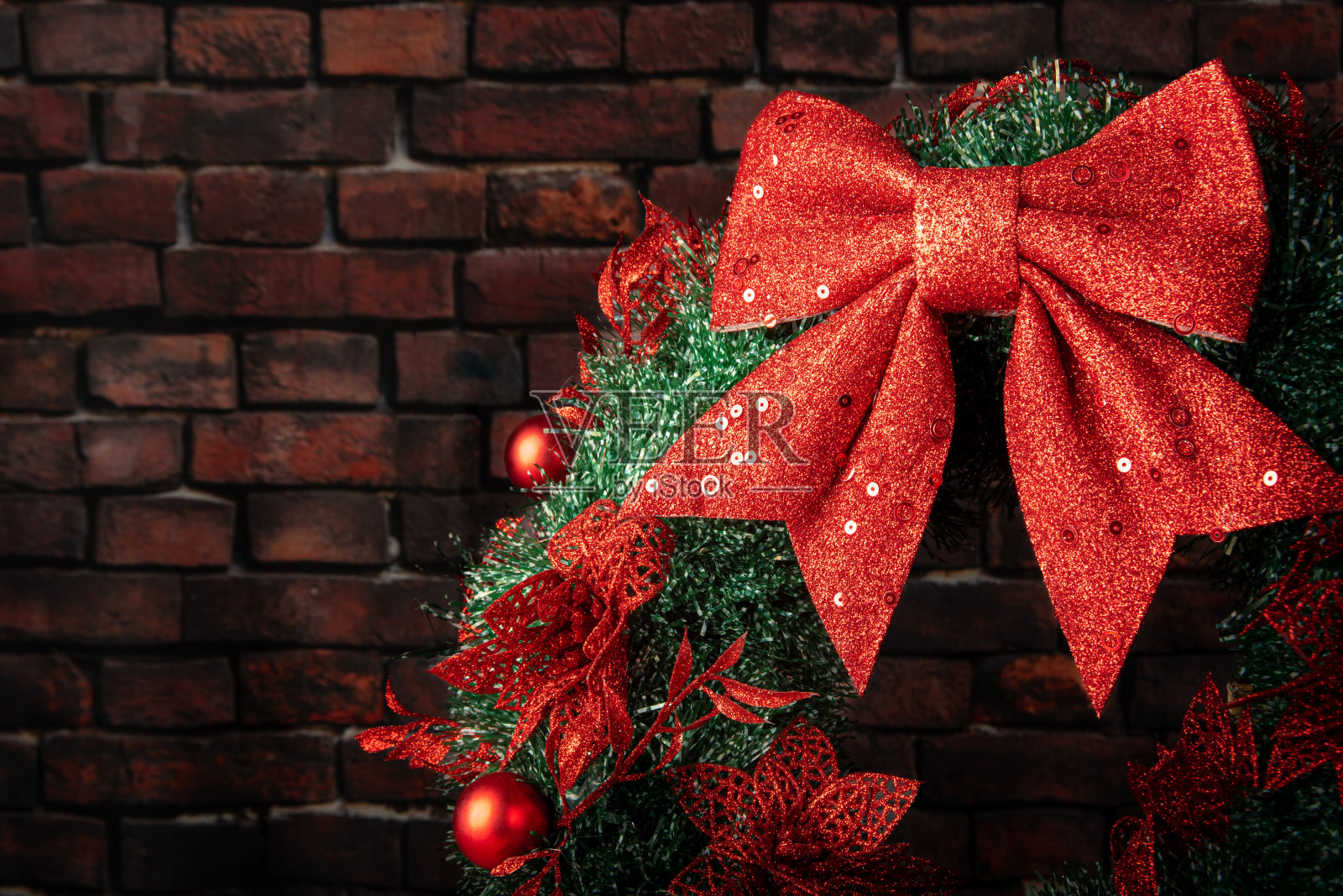 圣诞花环，漂亮的圣诞花环放在质朴背景的桌子上，选择性的重点。照片摄影图片