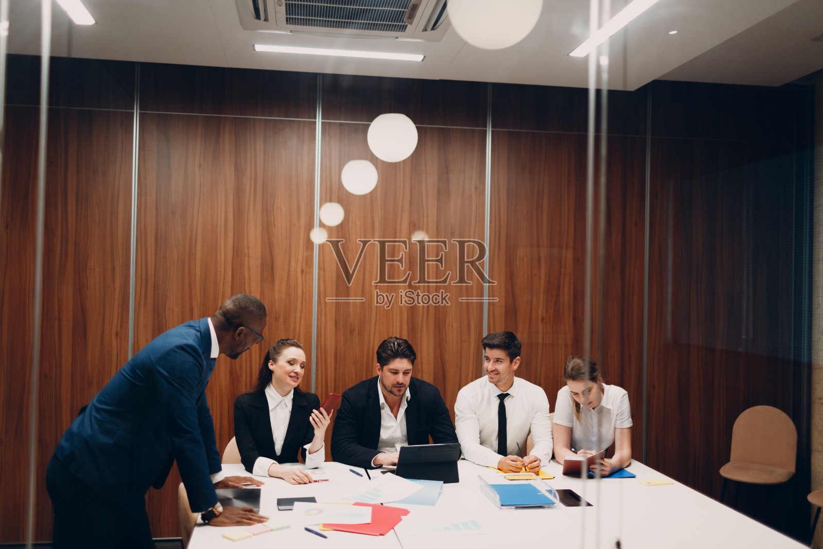 办公室会议上的一对男女商人。商务人士小组会议讨论与老板男女同桌。照片摄影图片