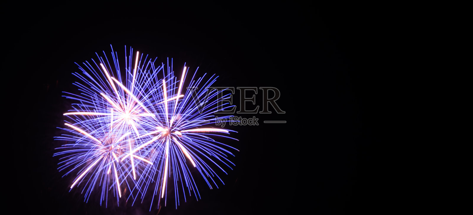 烟花在暗黑色的背景。在灯光中庆祝节日。照片摄影图片