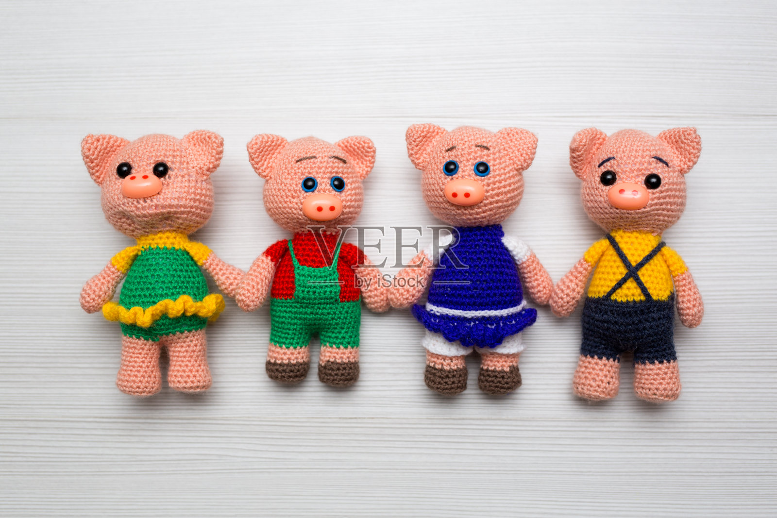 针织小猪玩具的儿童。象征着新年。照片摄影图片